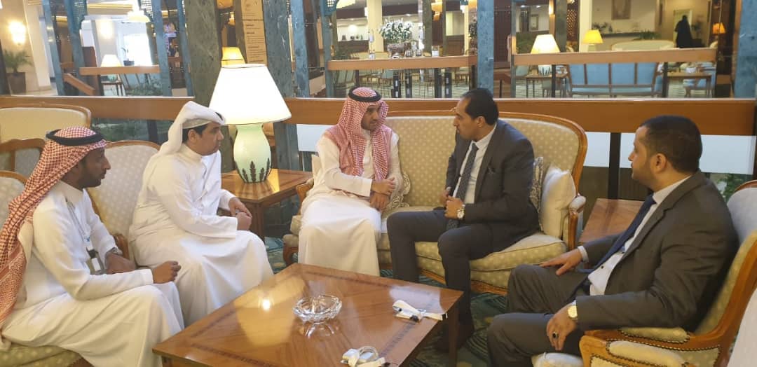 وزير الشباب يبحث مع الأمير بن تركي استفادة اليمن من الخبرات السعودية الرياضية