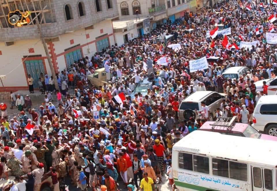 بالصور.. مظاهرة حاشدة في سقطرى تأييد لشرعية الرئيس هادي