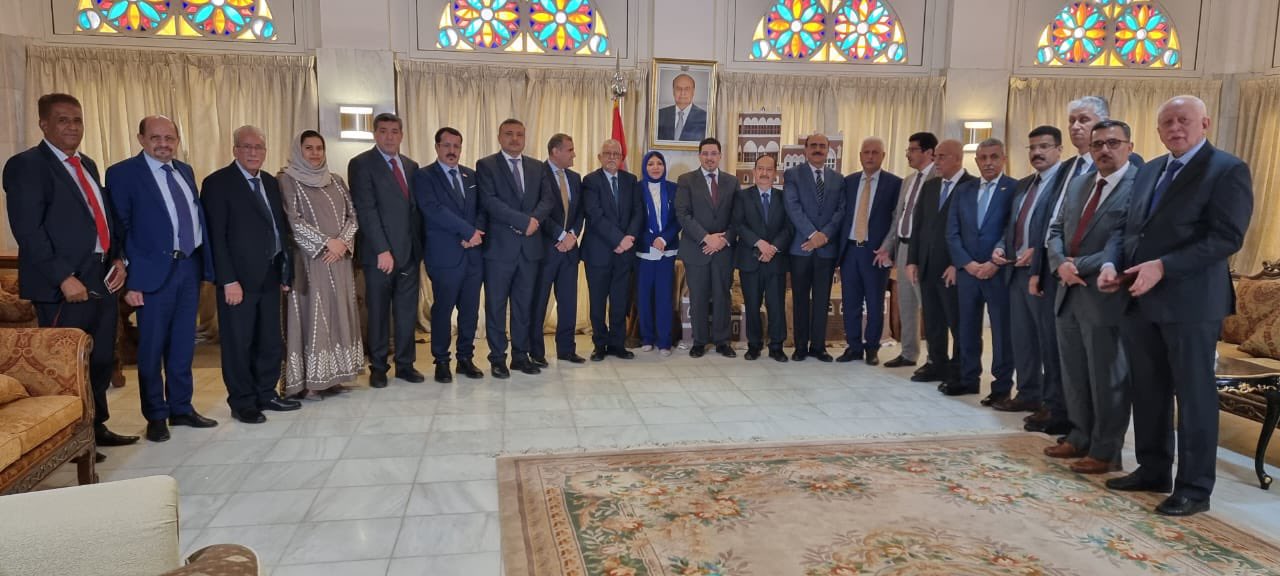 وزير الخارجية يلتقي سفراء اليمن المشاركين في مشاورات الرياض
