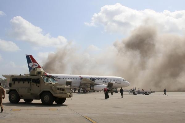 وزير الخارجية الكويتي يدين محاولة استهداف الحكومة اليمنية بمطار عدن