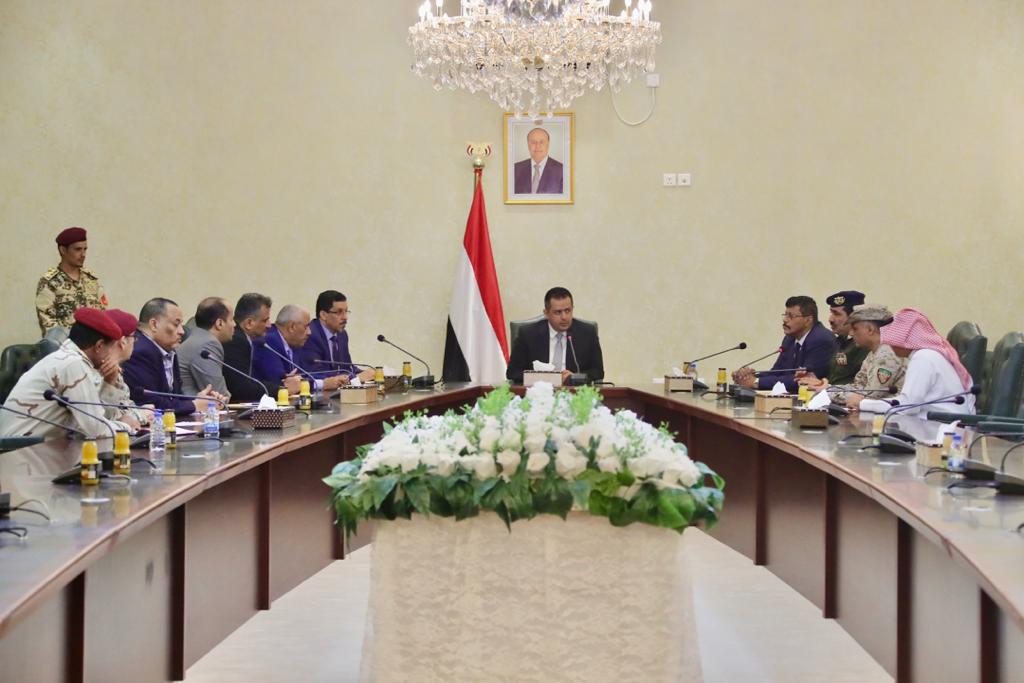 عاجل | رئيس الوزراء يرأس اجتماعا امنيا لمتابعة التحقيقات في الهجوم الإرهابي على مطار عدن