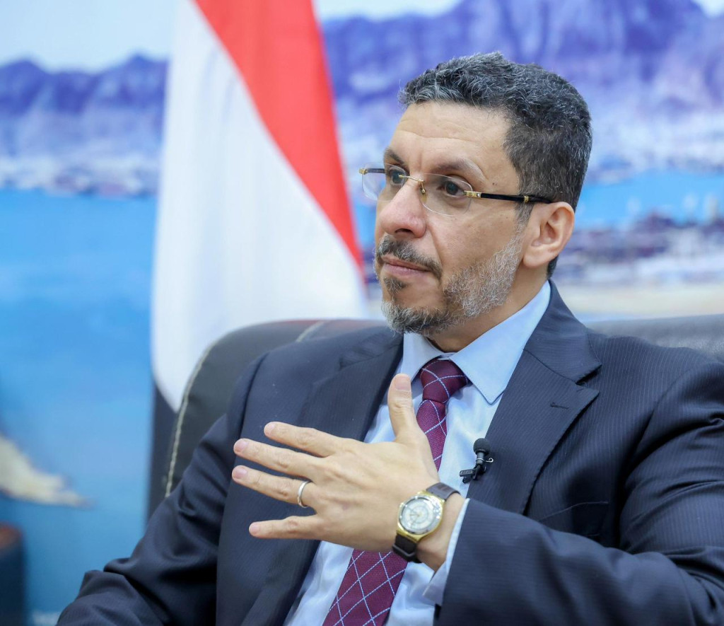 رئيس مجلس الوزراء يحذر من مخطط مليشيا الحوثي للسيطرة على البحر الأحمر وتأثير ذلك على الملاحة الدولية