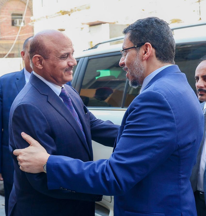 رئيس الوزراء يزور البنك المركزي اليمني ويؤكد دعم الحكومة لإجراءات حماية القطاع المصرفي