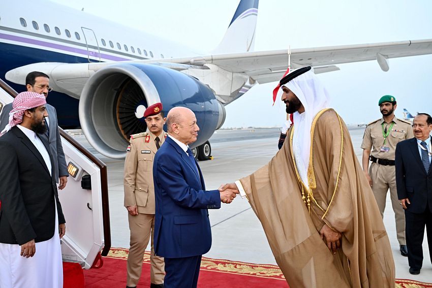 رئيس مجلس القيادة يصل البحرين على رأس وفد رفيع للمشاركة في القمة العربية