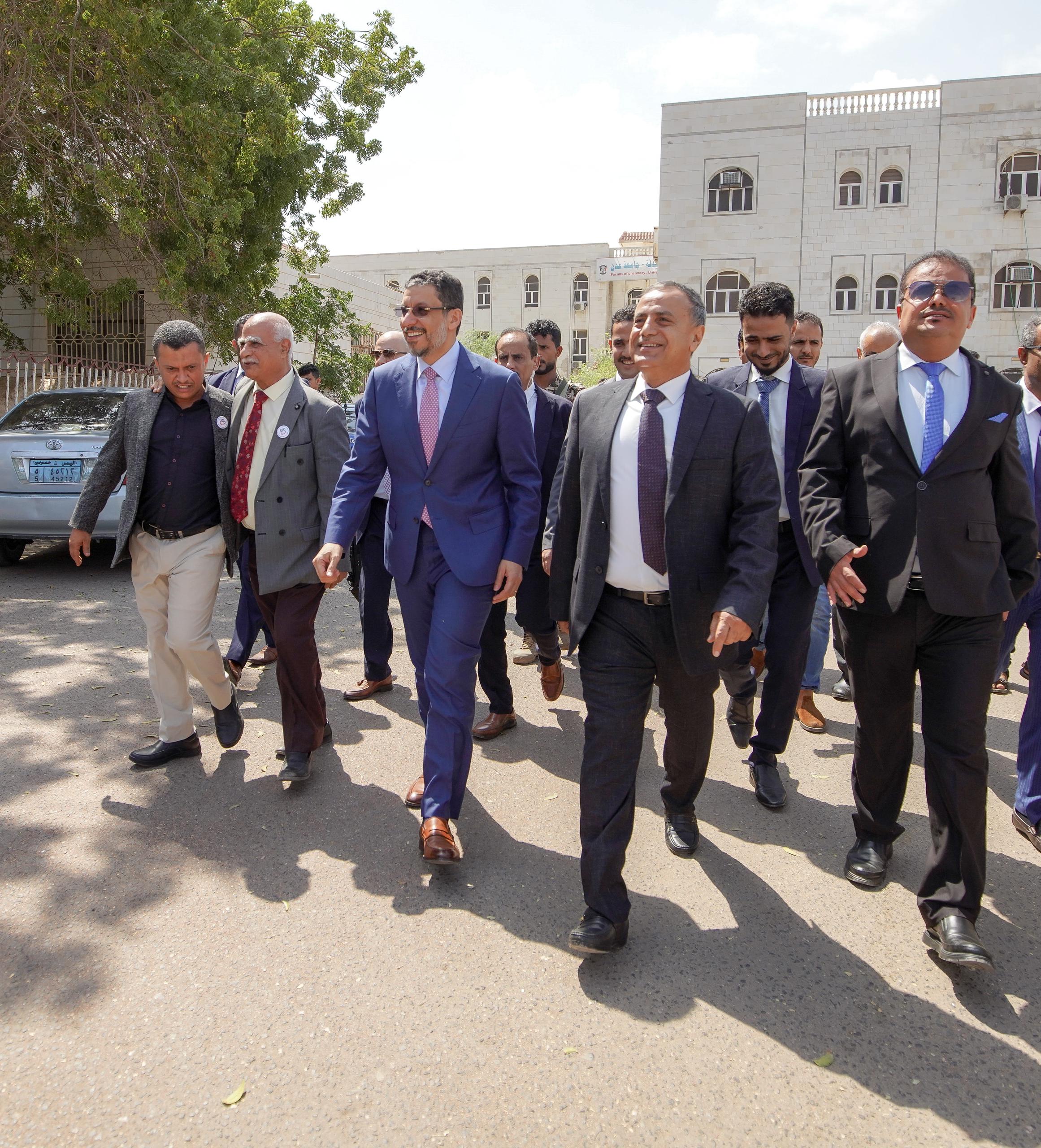رئيس الوزراء بن مبارك يقوم بزيارة تفقدية الى كليتي الطب والصيدلة بجامعة عدن ويطلع على فعاليات أسبوع الطالب (صور)